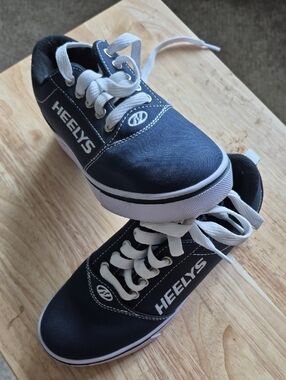 Heelys Navy and White Canvas Lace-Up Skate Shoes